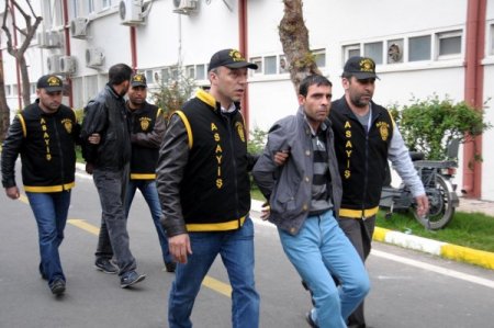 Gasp ettiği kanlı bilezikleri satarken yakalandı