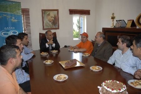 Gatab Başkanı Üras, Engelli Personeline Pasta Kesti