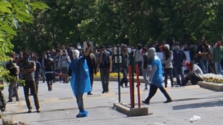 Gaz bombası isabet eden eylemci yere böyle yığıldı