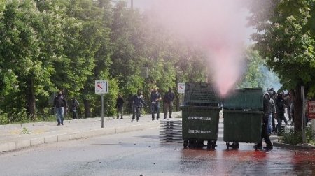 Gaz bombası isabet eden eylemci yere böyle yığıldı