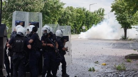 Gaz bombası isabet eden eylemci yere böyle yığıldı