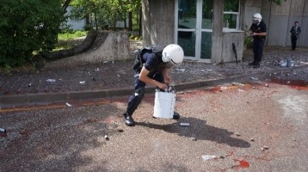 Gaz bombası isabet eden eylemci yere böyle yığıldı