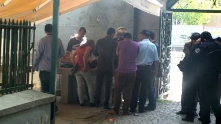 Gazdan etkilenen kadını musalla taşına yatırdılar