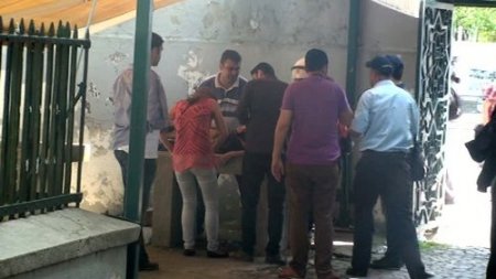 Gazdan etkilenen kadını musalla taşına yatırdılar