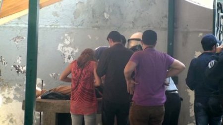 Gazdan etkilenen kadını musalla taşına yatırdılar