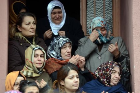 Gazdan zehirlenen anne ile çocukları gözyaşlarıyla uğurlandı