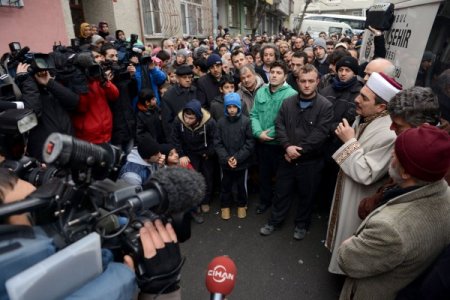 Gazdan zehirlenen anne ile çocukları gözyaşlarıyla uğurlandı