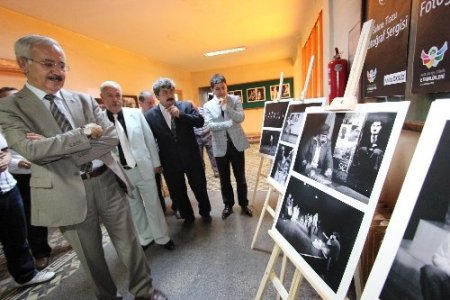 Gazeteci Öksüz, tiyatrocuları konu alan fotoğraf sergisi açtı