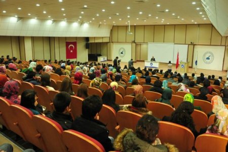 Gazeteci Uşşak, YYÜ'de öğrencilere hayal etmenin önemini anlattı