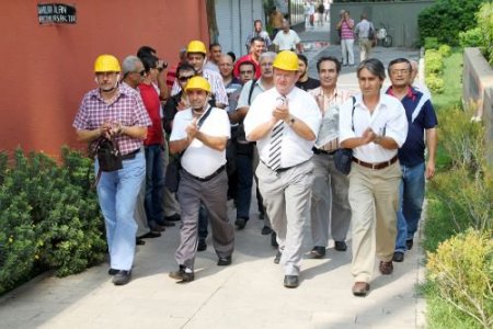 Gazeteciler, ''görüşüme Başvurmadan Aleyhimde Yazanı Döverim'' Diyen Mustafa Tuncel'i Protesto Etti