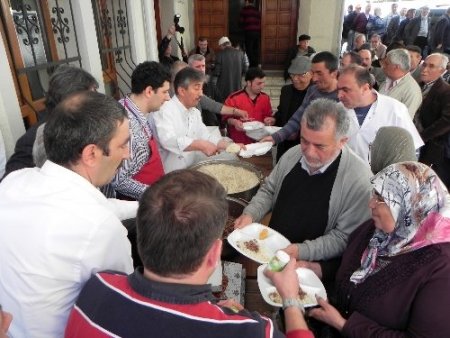 Gazeteciler, Kutlu Doğum Haftası nedeniyle etli pilav dağıttı