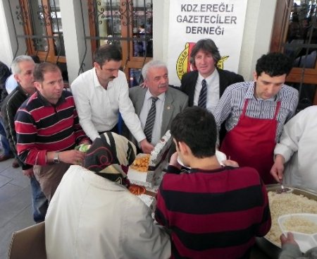 Gazeteciler, Kutlu Doğum Haftası nedeniyle etli pilav dağıttı