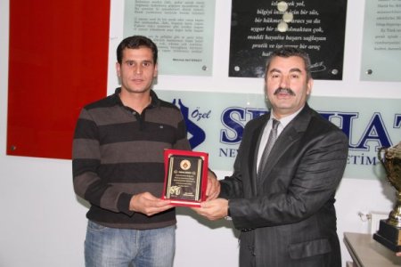 Gazeteciler masa tenisi turnuvasıyla stres attı