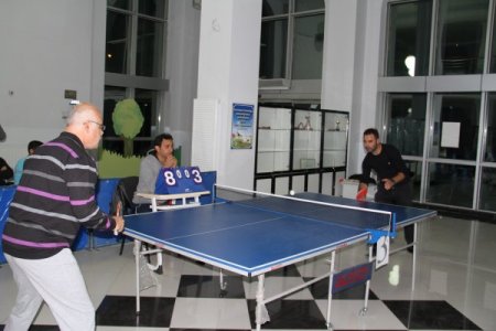 Gazeteciler masa tenisi turnuvasıyla stres attı