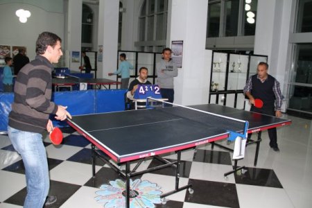 Gazeteciler masa tenisi turnuvasıyla stres attı