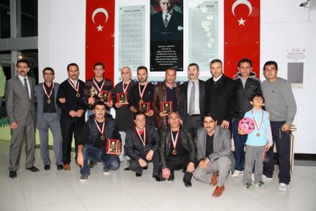 Gazeteciler masa tenisi turnuvasıyla stres attı