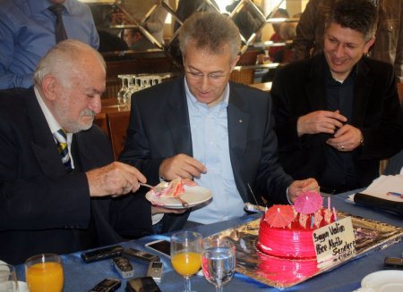 Gazetecilerden Vali Taşkesen'e doğum günü sürprizi