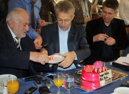 Gazetecilerden Vali Taşkesen'e doğum günü sürprizi