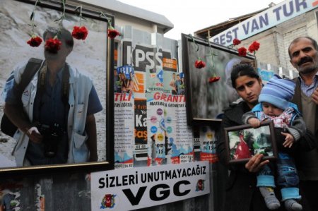 Gazetecileri anma programı ağlattı