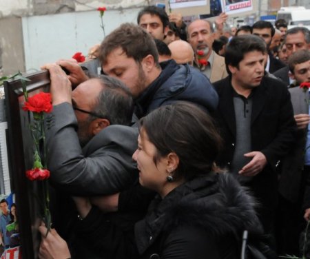 Gazetecileri anma programı ağlattı