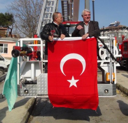 Gazetecilerin itfaiye aracının merdivenindeki zor anları