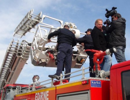 Gazetecilerin itfaiye aracının merdivenindeki zor anları