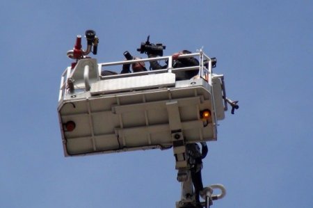 Gazetecilerin itfaiye aracının merdivenindeki zor anları