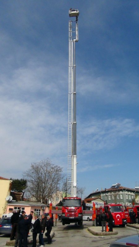 Gazetecilerin itfaiye aracının merdivenindeki zor anları