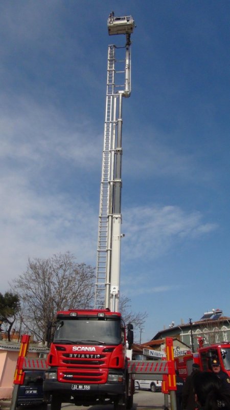 Gazetecilerin itfaiye aracının merdivenindeki zor anları