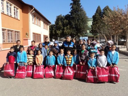 Gaziantep Polisinden Başarılı Öğrencilere Kıyafet Yardımı