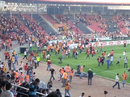 Gaziantepspor-Galatasaray maçı öncesi taraftarlar sahaya indi