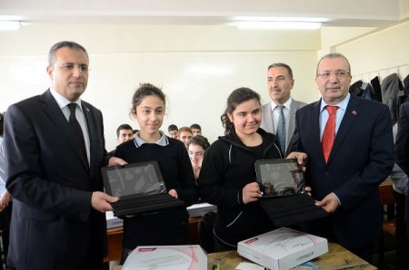 Gaziantep’te 689 tablet, öğrencilere dağıtıldı