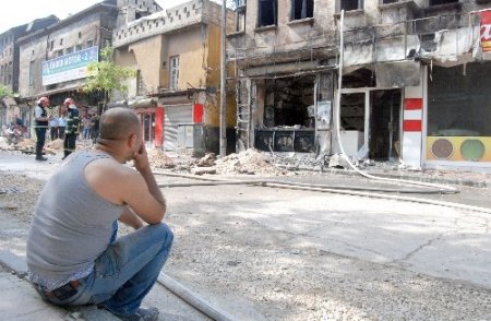 Gaziantep'te doğalgaz borusu patladı, iki katlı bina kül oldu
