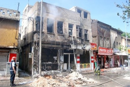 Gaziantep'te doğalgaz borusu patladı, iki katlı bina kül oldu