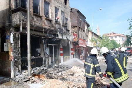 Gaziantep'te doğalgaz borusu patladı, iki katlı bina kül oldu