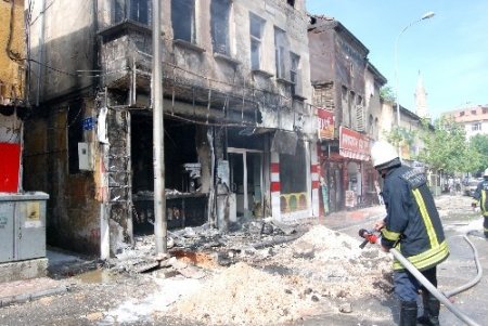 Gaziantep'te doğalgaz borusu patladı, iki katlı bina kül oldu