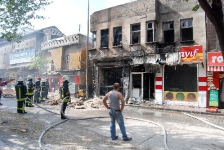Gaziantep'te doğalgaz borusu patladı, iki katlı bina kül oldu