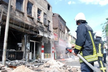 Gaziantep'te doğalgaz borusu patladı, iki katlı bina kül oldu