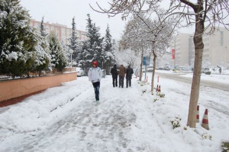 Gaziantep'te Yoğun Kar Yağışı Uçak Seferlerini Aksattı