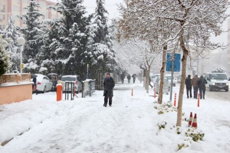 Gaziantep'te Yoğun Kar Yağışı Uçak Seferlerini Aksattı