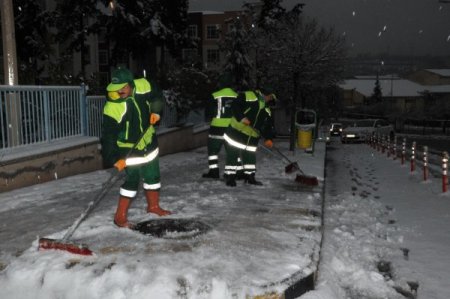 Gaziantep'te yolları açık tutmak için tuzlama çalışmaları sürüyor
