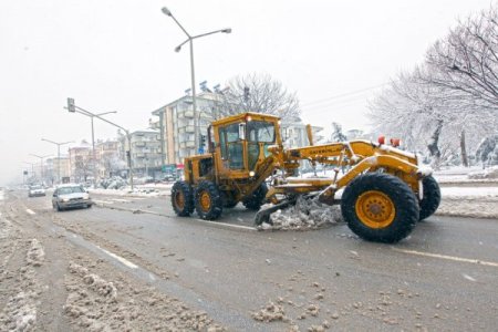 Gaziantep'te yolları açık tutmak için tuzlama çalışmaları sürüyor