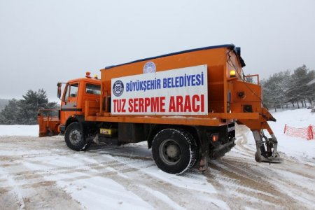 Gaziantep'te yolları açık tutmak için tuzlama çalışmaları sürüyor