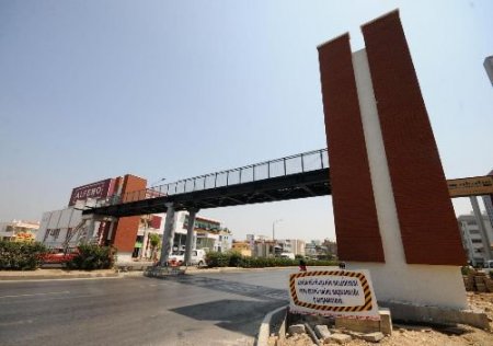 Gaziemir Akçay Caddesi'ne Asansörlü Üç Üstgeçit Daha Yapılıyor