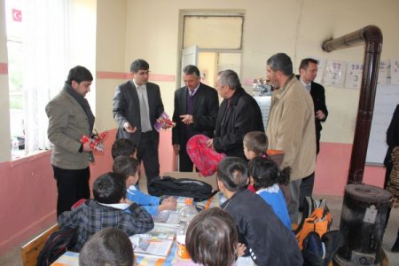 Gazipaşa Kaymakamlığı, köy okullarına kırtasiye malzemesi dağıttı