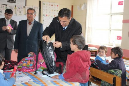 Gazipaşa Kaymakamlığı, köy okullarına kırtasiye malzemesi dağıttı