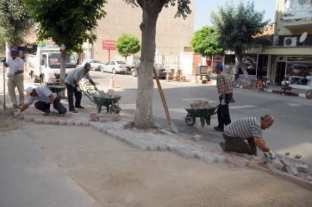 Gazlıgöl Caddesi'nde Kaldırımların Parke Taşları Değiştiriliyor