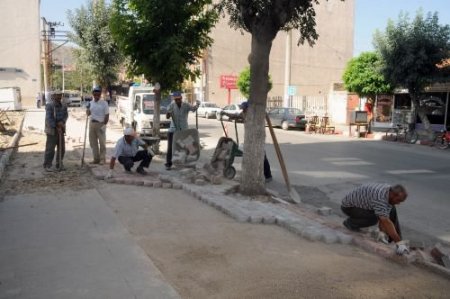 Gazlıgöl Caddesi'nde Kaldırımların Parke Taşları Değiştiriliyor