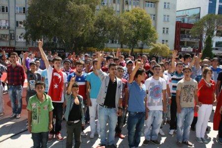 Gebze'de facebook üzerinden organize olan grup terörü lanetledi