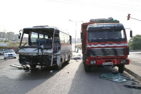 Gebze'de Kamyon İle Servis Otobüsü Çarpıştı, 1 Ölü, 1 Yaralı